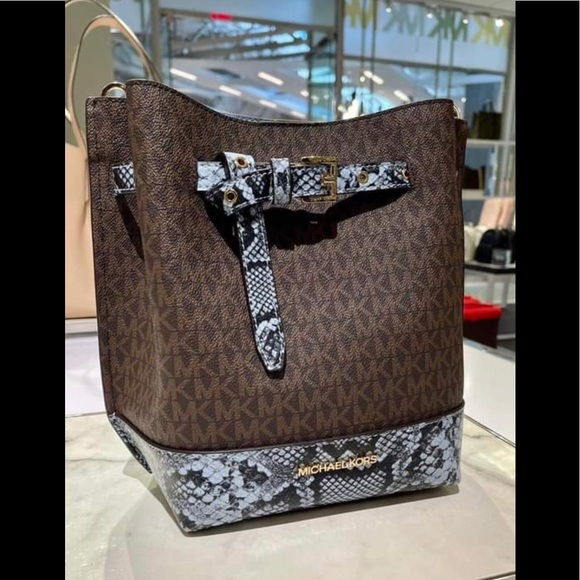 Michael Kors Handbags - MICHAEL KORS Emilia Bucket Messenger Crossbody Bag